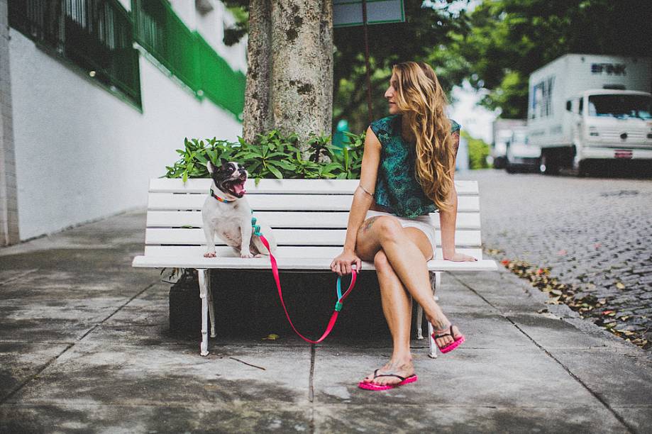A designer gráfica Taissa Buratta com seu buldogue francês A designer gráfica Taissa Buratta com seu buldogue francês
