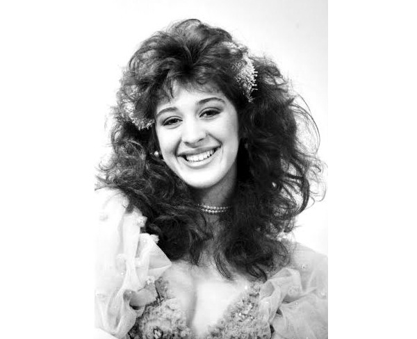 A atriz e dançarina foi a primeira rainha de bateria da Imperatriz Leopoldinense, em 1987.<br>