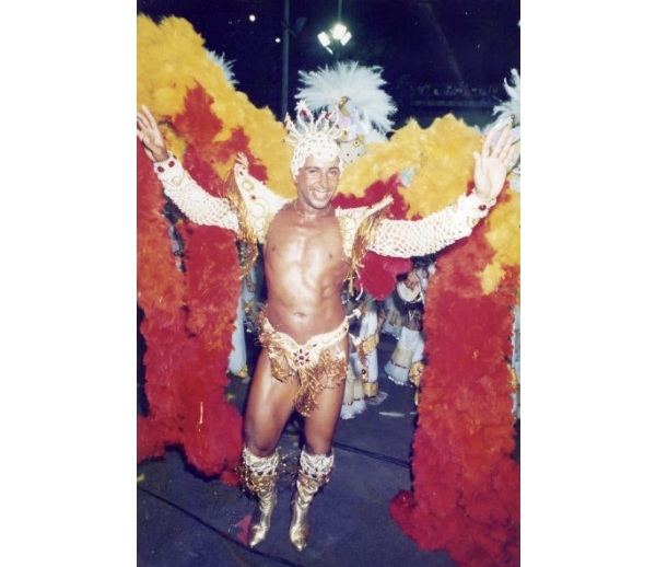 Bailarino, modelo, maquiador e produtor, José Reinaldo Farias foi o primeiro homem coroado rei de bateria. Depois de ter feito espetáculos por diversos lugares do mundo como Suíça, França, Itália e Estados Unidos, Zé Reinaldo veio à frente da bateria da G<br>