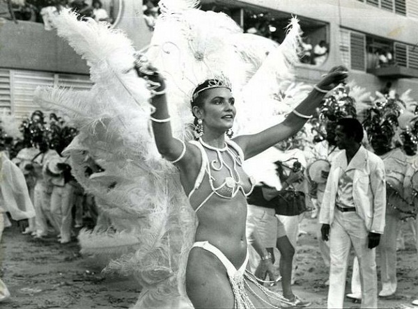 Não dá para imaginar um Carnaval sem ela. Desde 1981, primeira vez em que a musa pisou na avenida, pela Beija-Flor, não parou mais de sambar. Permaneceu por dez anos à frente da bateria da Portela, de 1984 a 1994, onde ficou conhecida como pé-frio. Mas fo<br>