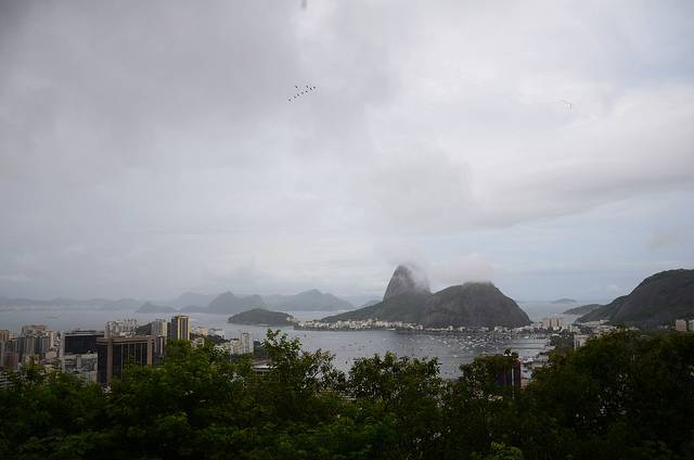 Rio tem sexta (19) com chuva, frio e ressaca