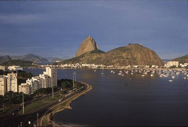 Verão começa com calor e chuva no Rio