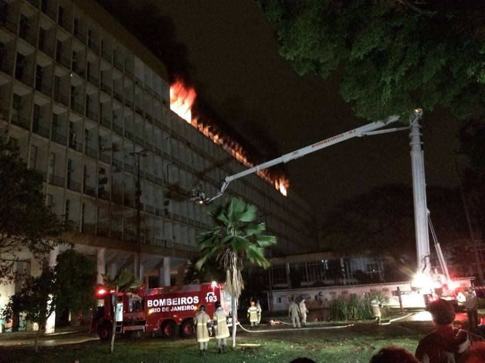 Saiba onde estão funcionando os serviços da UFRJ atingidos por incêndio