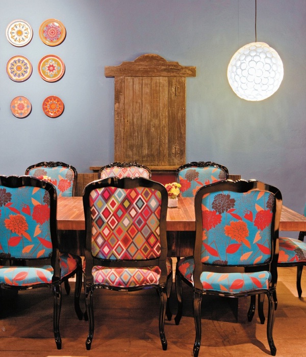 A mistura de estampas em estofados de sof&aacute;s, cadeiras e poltronas deixa o ambiente com bastante personalidade. Escolha apenas um m&oacute;vel ou um conjunto para destacar com o mix.<br>