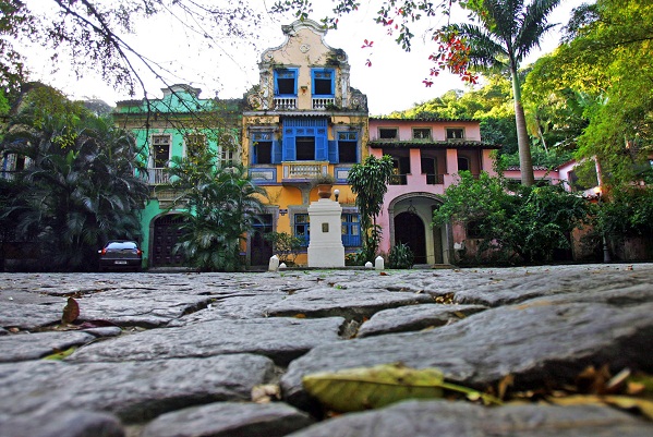 O pequeno largo quase escondido no bairro do Cosme Velho e cercado pela Mata Atlântica abriga a histórica mansão de número 20, propriedade da família Bittencourt (dona do extinto jornal Correio da Manhã). O projeto arquitetônico do casarão é de Lucio Cost<br>