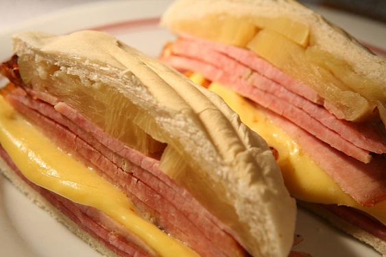 O belo sanduíche de tender com abacaxi e queijo mata a fome dos notívagos há 56 anos<br> O belo sanduíche de tender com abacaxi e queijo mata a fome dos notívagos há 56 anos<br>