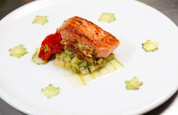 Salmon à la courguette: salmão grelhado, recheado com cebola savora, echalot, tomates confits. Acompanha texturas de abobrinhas<br>