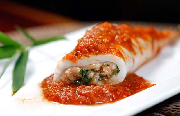 Lula feita no molho de tomate e ervas frescas. Recheada com tomate, queijo parmes&atilde;o e manjeric&atilde;o<br>