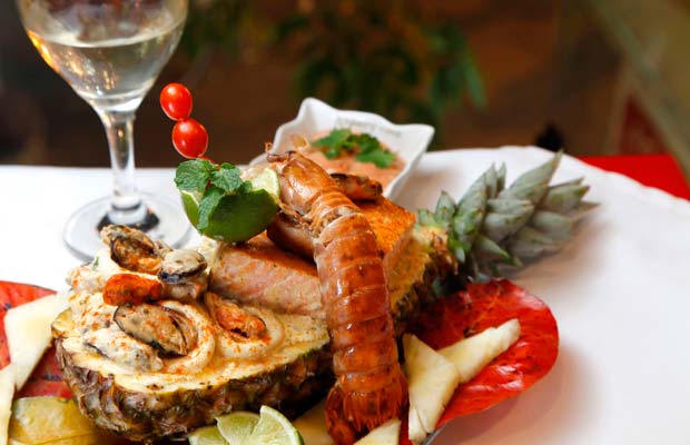 Salmão vermelho grelhado ao estilo "Isla de Pascua", com molho de frutos do mar, acompanhado de abacaxi, banana e molho chileno<br>