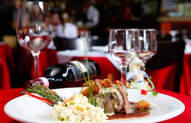 Fileto ao rossini: fil&eacute; mignon, molho massala, queijo gruy&eacute;re derretido e panchetas. Acompanha risoto de abobrinha<br>