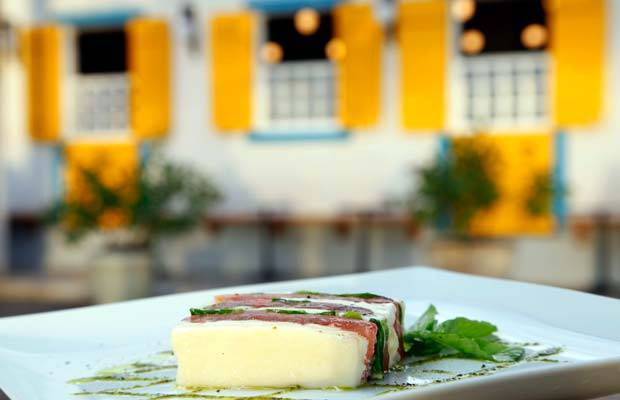Terrine de mussarela de b&uacute;fala, tomate confit e r&uacute;cula<br>