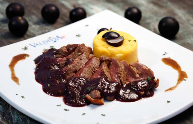 Magret de canard ao molho de jabuticaba com musseline de batata baroa e maçã verde<br>