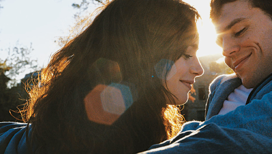 Em Simplesmente Acontece, paixão de infância afasta amigos