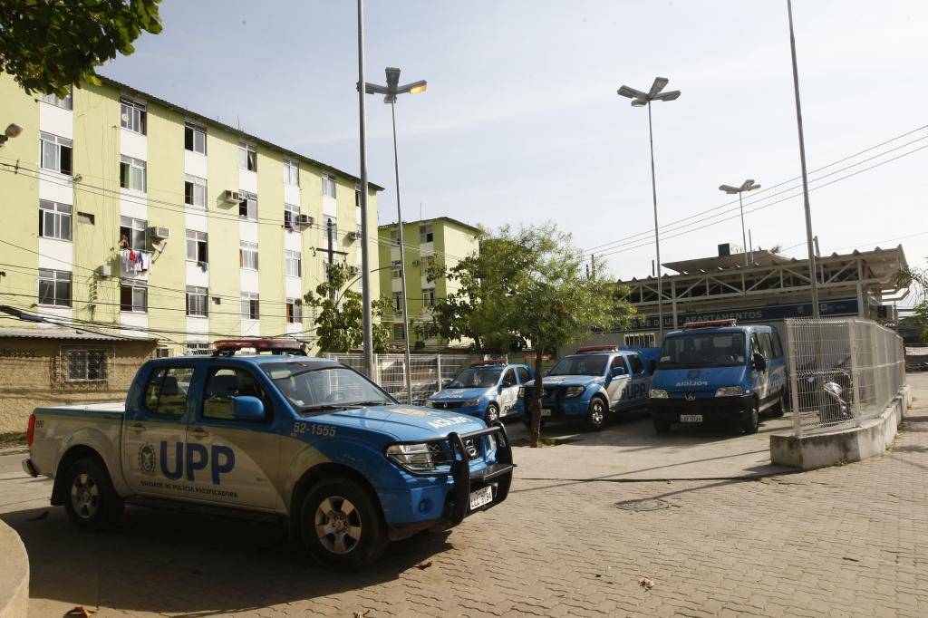 Policiais são atacados em duas favelas pacificadas da cidade
