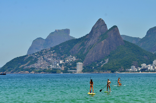 Os praticantes de stand up paddle aproveitam as águas claras do Arpoador