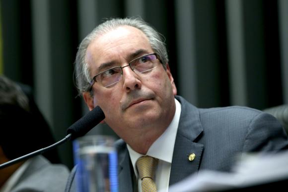 Eduardo Cunha é chamado de ladrão e bandido em voo da ponte-aérea