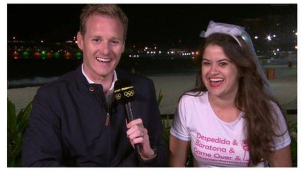 Apresentador da BBC faz homenagem a Maria de Cezar, aquela da despedida de solteira