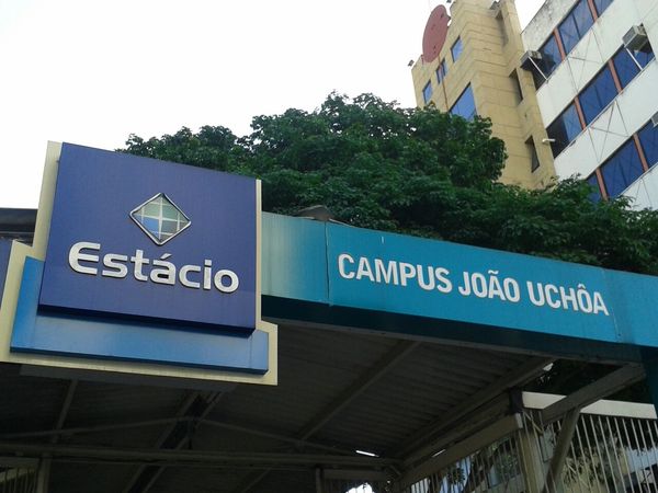 Tiroteio em morro fecha escolas no Rio