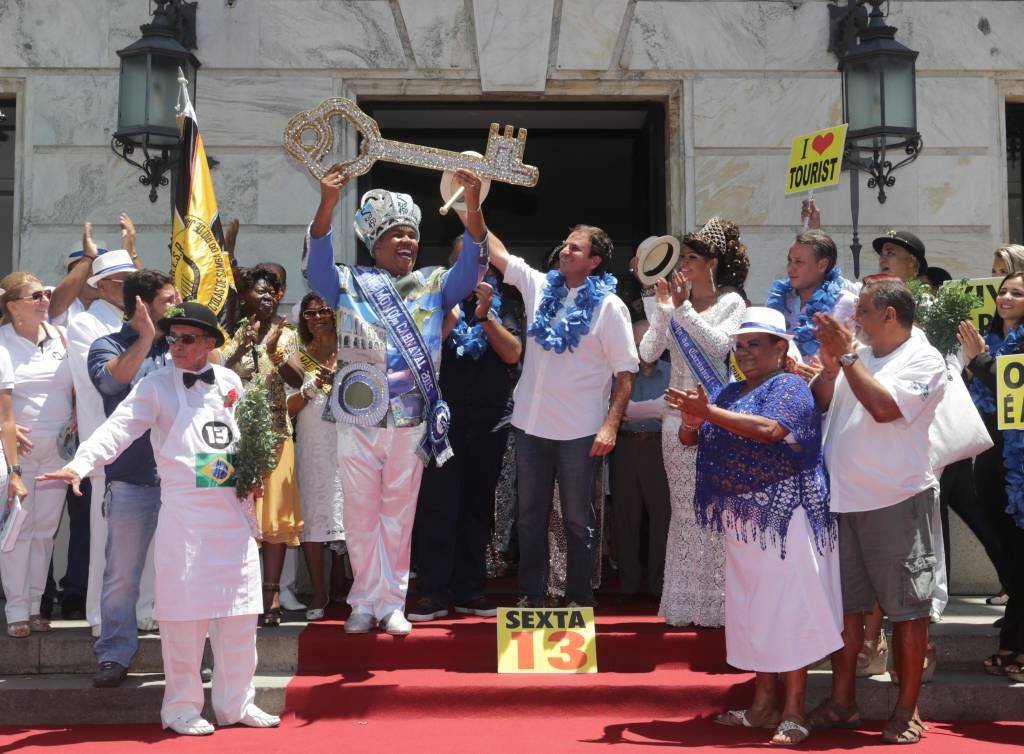 Prefeito entrega a chave da cidade ao Rei Momo