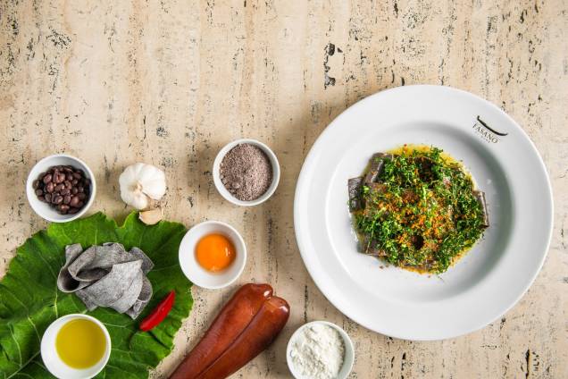Homenagem à feijoada: pappardelle de feijão coberto de botarga e couve frita (R$ 82,00) Homenagem à feijoada: pappardelle de feijão coberto de botarga e couve frita (R$ 82,00)