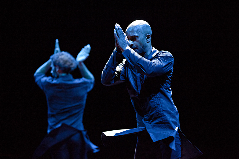 Os dançarinos Israel Galván e Akram Khan apresentam coreografia que tem origem na dança indiana kathak e no flamenco