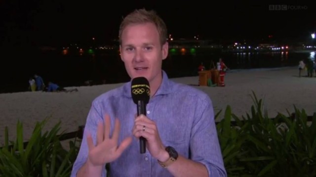 Vídeo da BBC mostra casal em cenas impróprias na praia