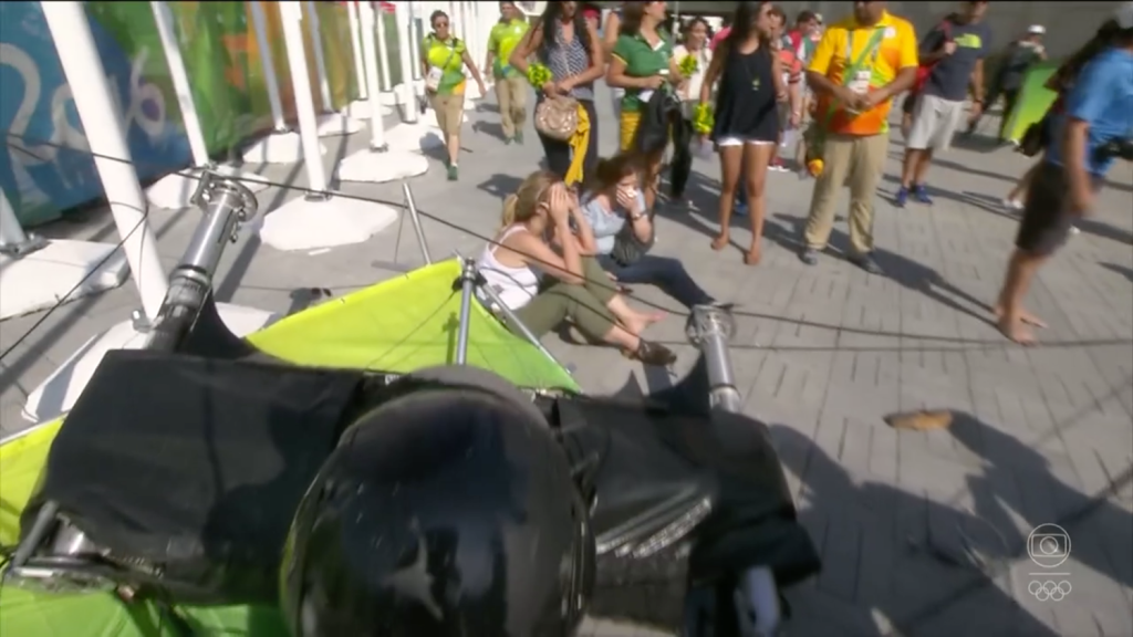 Câmera cai sobre o público do Parque Olímpico