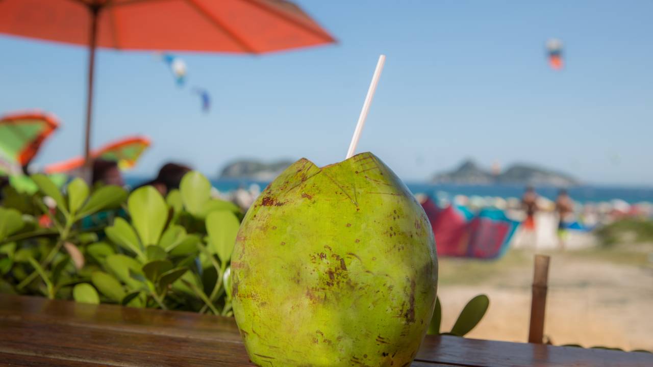 água de coco na praia