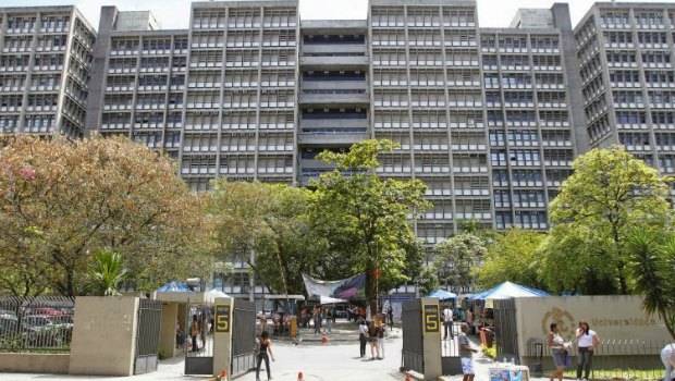 Contra atraso de salários de servidores, alunos ocupam Uerj
