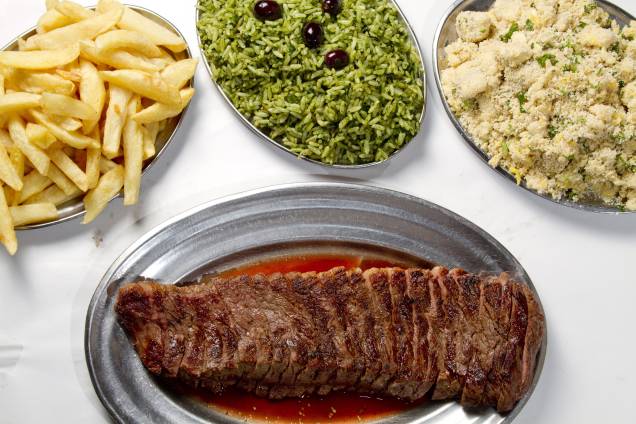 Braseiro da Gávea: picanha com arroz de brócolis, fritas e farofa de ovos Braseiro da Gávea: picanha com arroz de brócolis, fritas e farofa de ovos