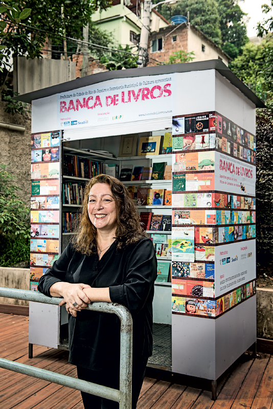 Graça Gomes criou bancas que funcionam como bibliotecas públicas