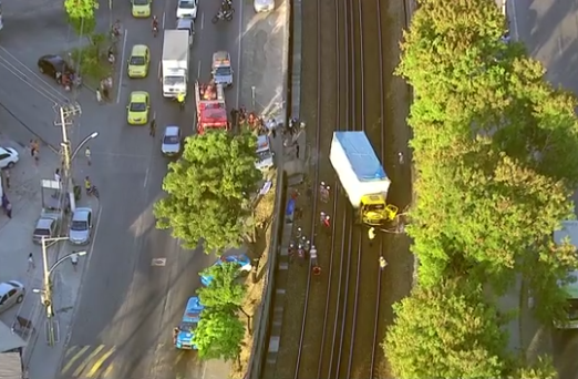Caminhão invade a Linha 2 do metrô no Rio e causa uma morte