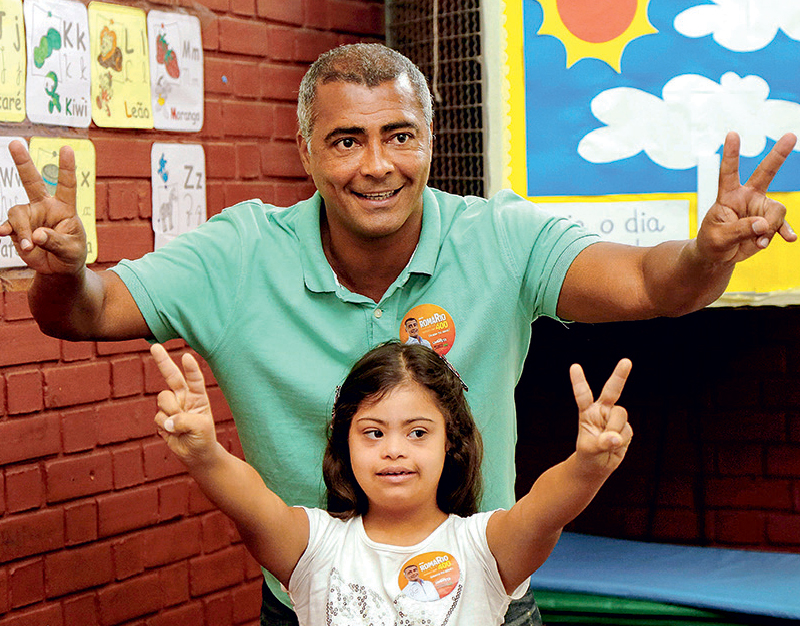 Romário ganha apoio do PR e rouba vice de Eduardo Paes