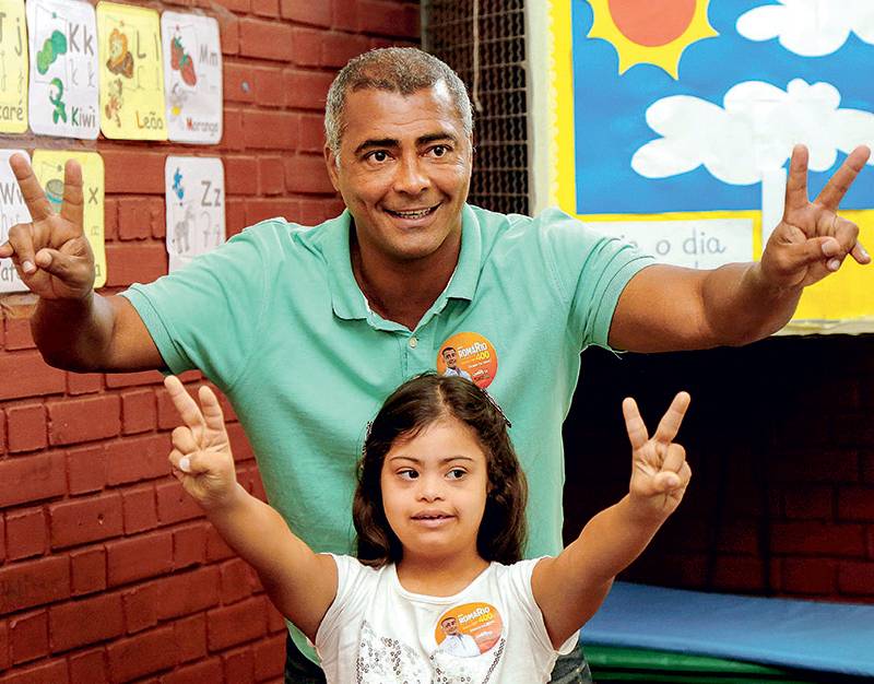 Romário ganha apoio do PR e rouba vice de Eduardo Paes