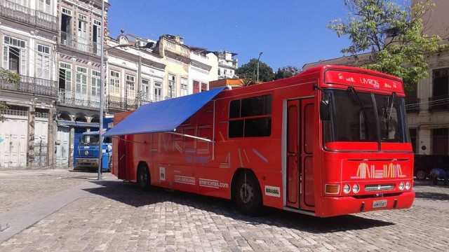 Ônibus-biblioteca estaciona no Vidigal nesta quarta (29)