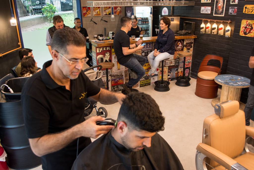 Três barbearias recém-abertas que funcionam também como bar
