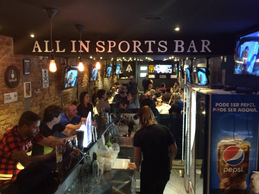 Fãs de esportes ganham bar temático na Praça da Bandeira