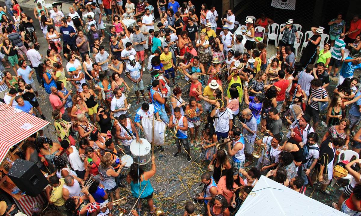 Bloco Põe na quentinha?: ensaio aberto com barraquinhas de comida