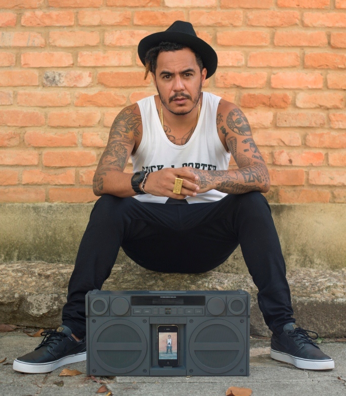 Marcelo D2 faz show de pré-lançamento de DVD na Barra