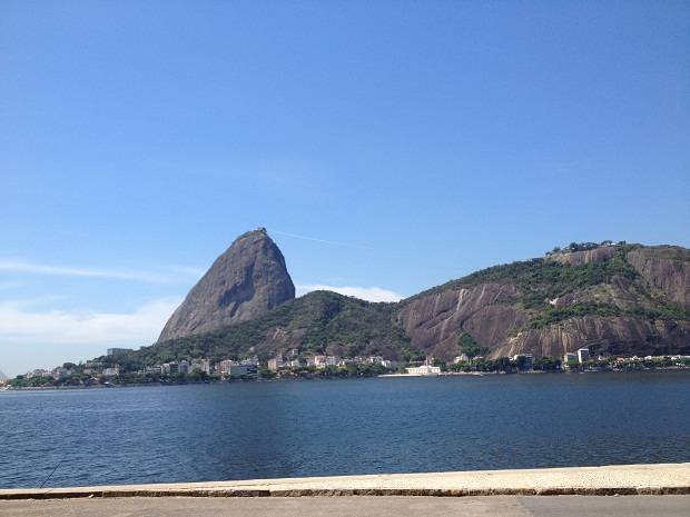 No caminho pelo Aterro at&eacute; a Marina da Gl&oacute;ria &eacute; poss&iacute;vel ver pontos tur&iacute;sticos como o P&atilde;o de A&ccedil;&uacute;car.<br>
