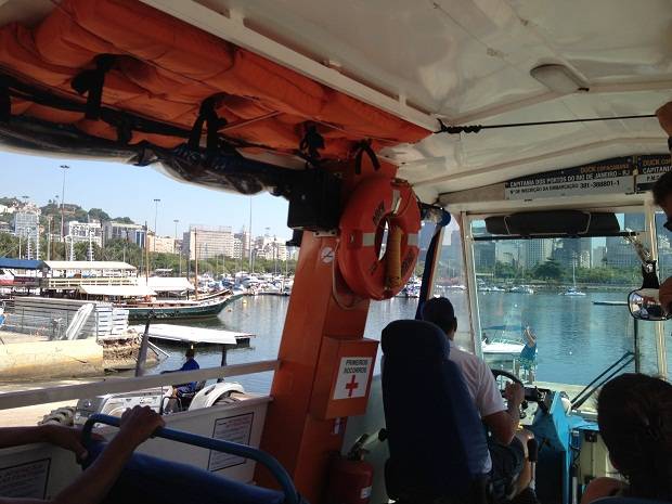 Chegando &agrave; Marina da Gl&oacute;ria o ve&iacute;culo se prepara para entrar na &aacute;gua.<br>