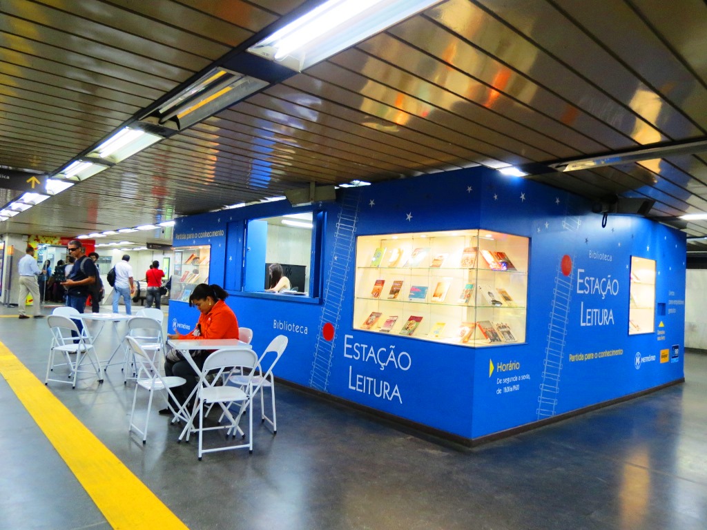Jornalista lança livro gratuito na estação da Central