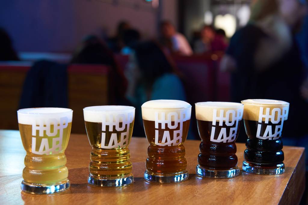 Hop Lab recebe rótulos de cervejaria do sul e invasão de hambúrgueres
