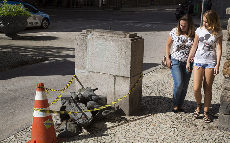 A estátua espatifada provoca surpresa: o vandalismo em Laranjeiras engrossa a triste estatística registrada pela Seconserva