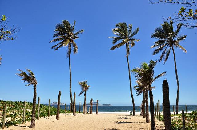 Prefeitura promove campanha ambiental na Praia de Ipanema
