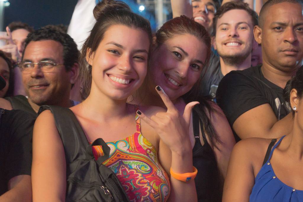 Fãs de Rihanna se espremem esperando o show