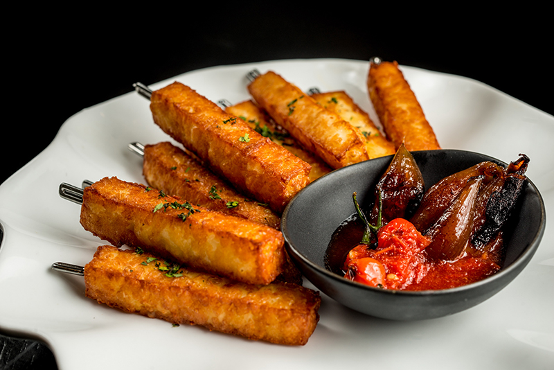 Restaurantes abrem espaço para happy hour com seleção de bar