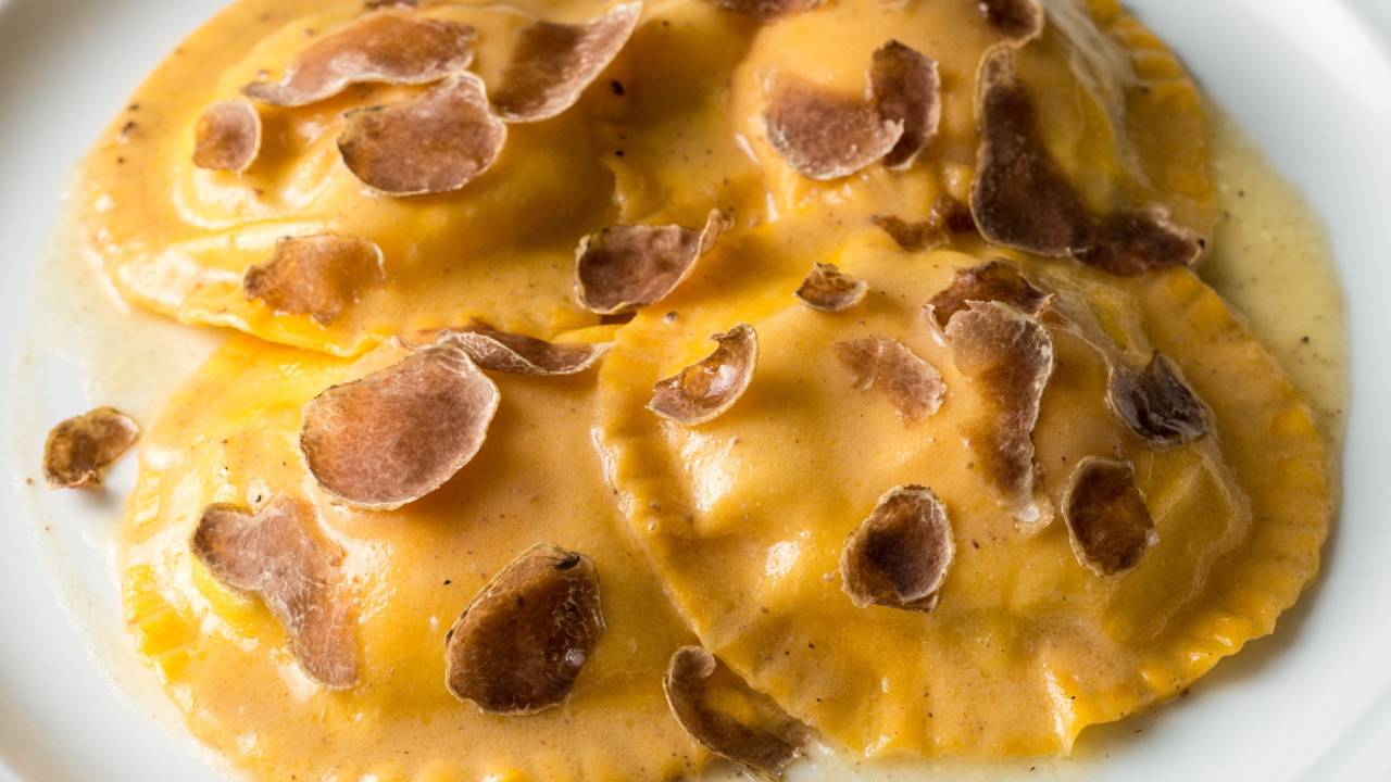 Ravioloni con uova, ricotta e tartufo2_Fasano al Mare_TomasRangel