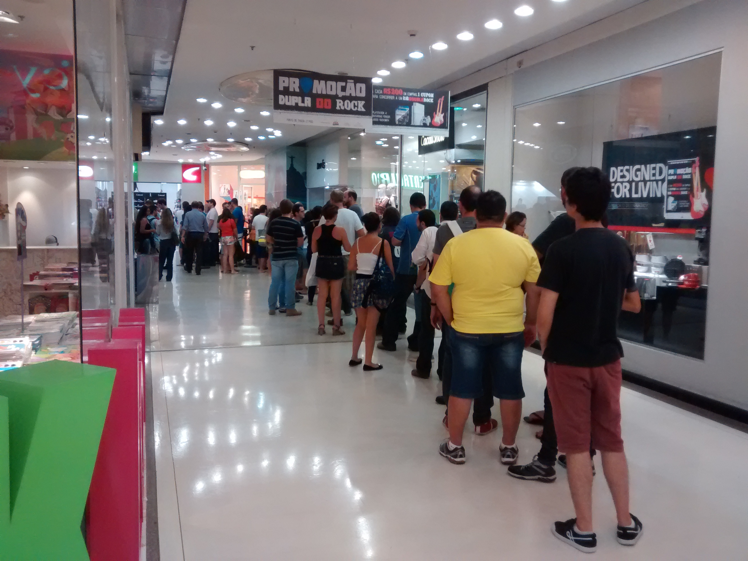 Venda de bilhetes para ônibus do Rock in Rio gera fila de 2h30