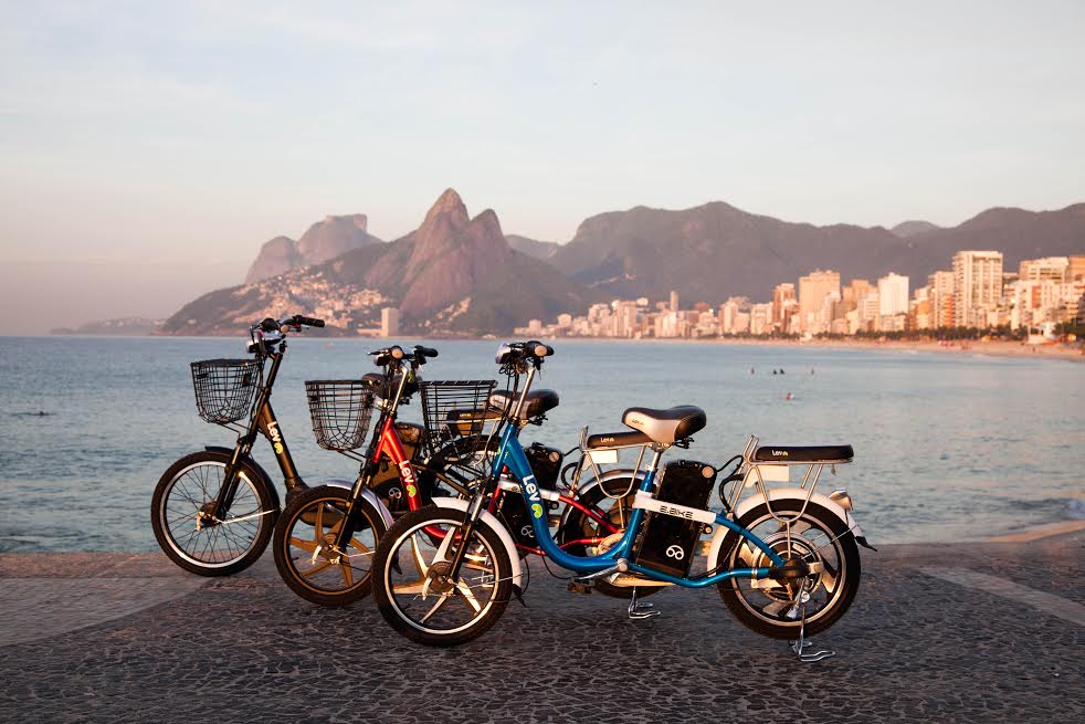 A favor das bicicletas elétricas, Paes ainda não decidiu se veta proibição